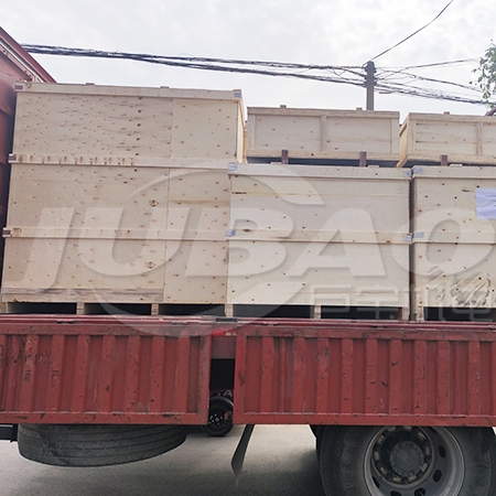 今日载满振动筛设备的“小火车”