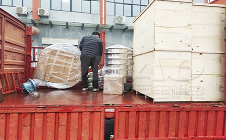 青島客戶訂購的真空上料機、旋振篩已上車，準備發貨