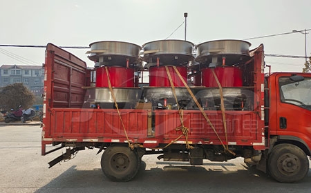 貴州客戶定制漿液篩裝車完畢，準備發貨