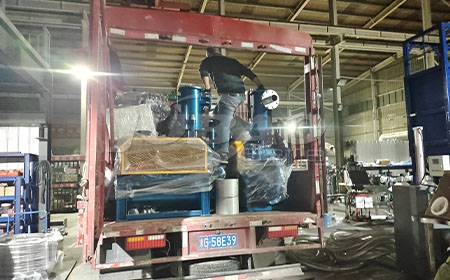 江蘇吳先生訂購的連續式真空上料機加班發貨