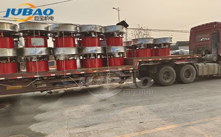 四川自贡丁先生订购二十台浆液筛装车中