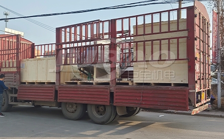 江西宋先生订购的真空上料机木箱打包完毕，准备发货