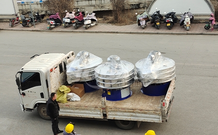 河北衡水客户定制的多进料旋振筛发货中