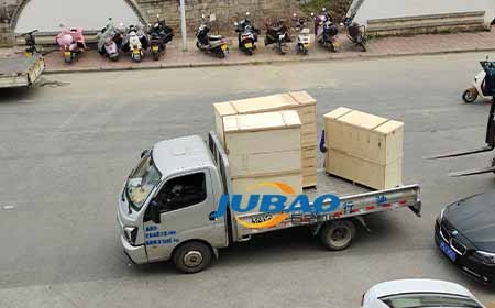 木箱打包好的上料机发往江苏