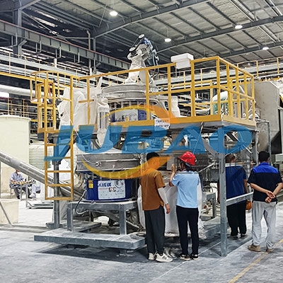 湖北某新能源有限公司振動篩分客戶現場